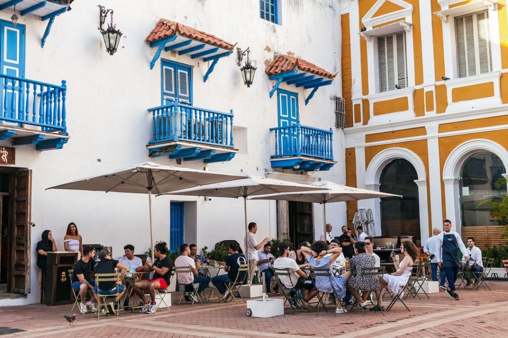 Mesas em ambiente externo do El Barón, bar em Cartagena