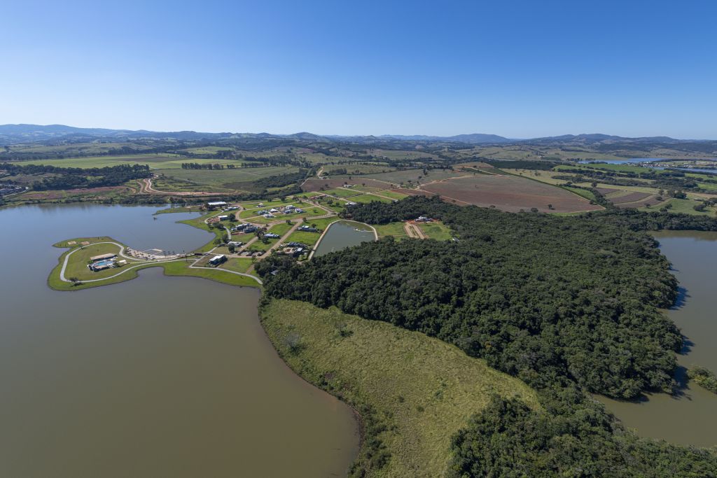 Imagem aérea do Condomínio Vivert, local onde será erguida a Enovila. Na foto aparece também a represa do Funil - crédito Divulgação Enovila (2)