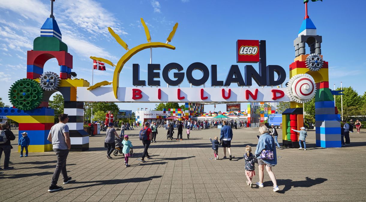 Entrada do Legoland Billund, parque original da Lego na Dinamarca