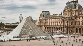 Capital francesa reserva programação de parques de diversão a museus famosos vistos de diferentes perspectivas