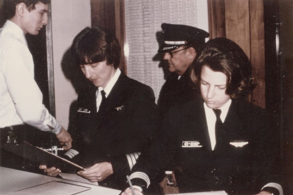 Rippelmeyer e a capitã Emilie Jones antes de um voo com a Air Illinois, onde se tornaram a primeira tripulação exclusivamente feminina de um voo regular nos Est