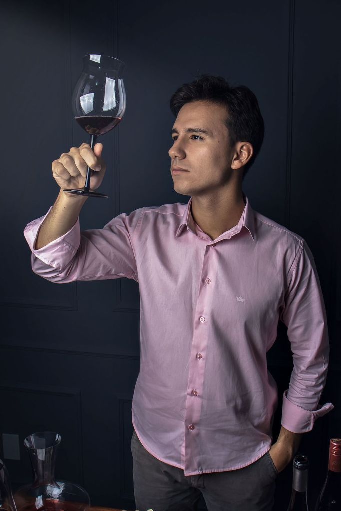 O jornalista Stêvão Limana com taça de vinho na mão