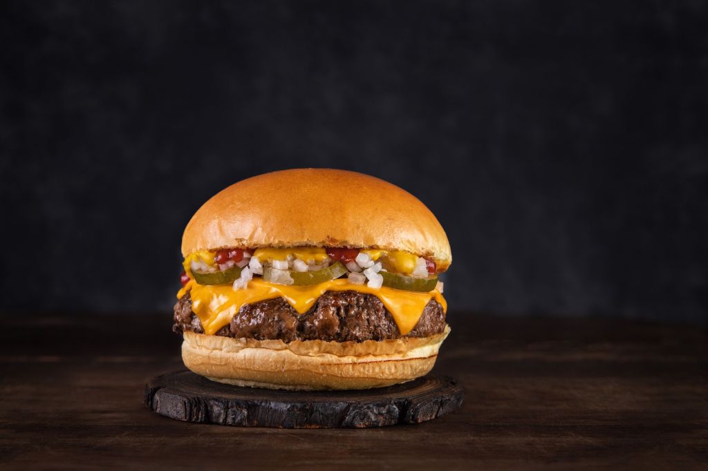 Hambúrguer da rede T.T. Burger que abriu as portas em São Paulo no último ano 