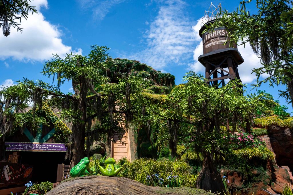 Lado externo da atração Tiana's Bayou Adventure, no Magic Kingdom, em Orlando, na Flórida