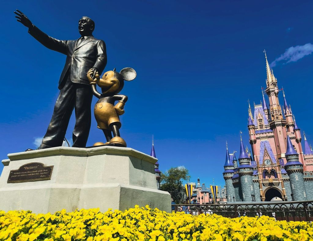 Estátua de Walt Disney e Mickey Mouse em frente ao Castelo da Cinderela no Magic Kingdom, em Orlando