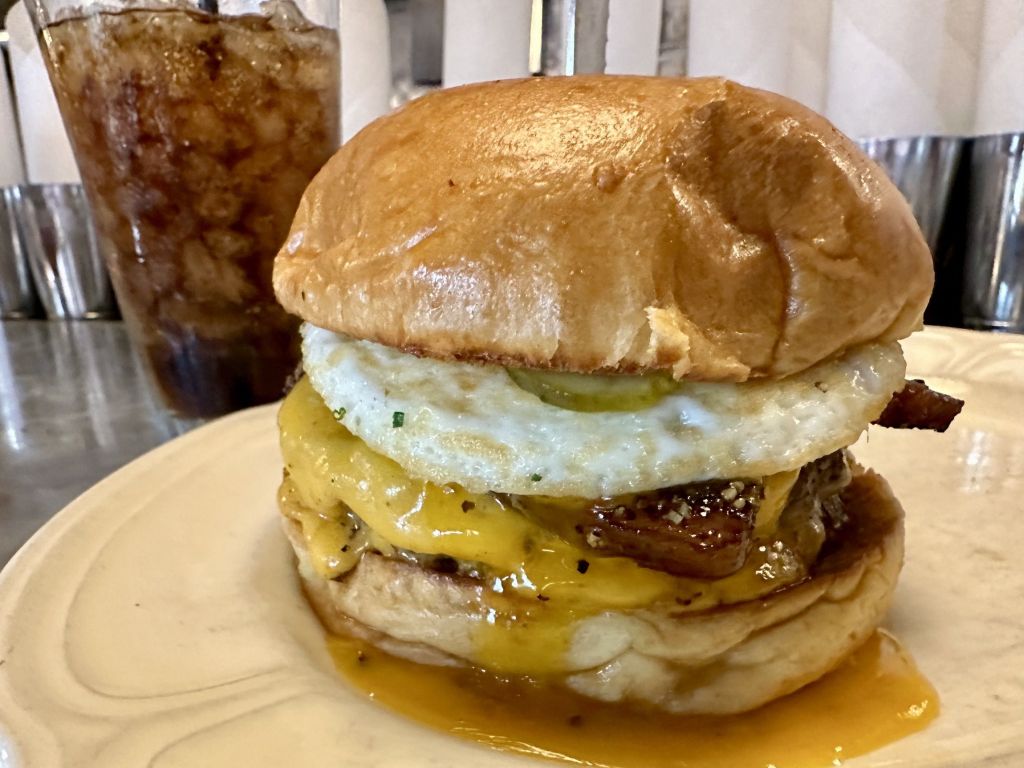 Cheeseburguer com bacon e ovo 