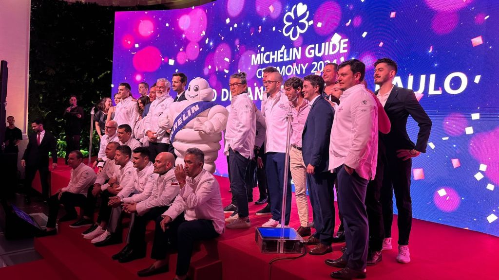 Chefs estrelados sobem ao palco da cerimônia do Guia Michelin Rio e São Paulo 2024