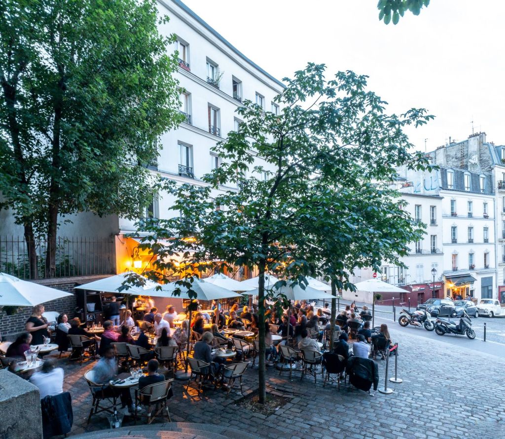 Terraço do Le Relais de la Butte, em Paris