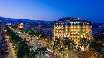 Com mais de cem anos de existência, hotel consegue se manter implacável como sinônimo de luxo e serviço refinado na cidade 