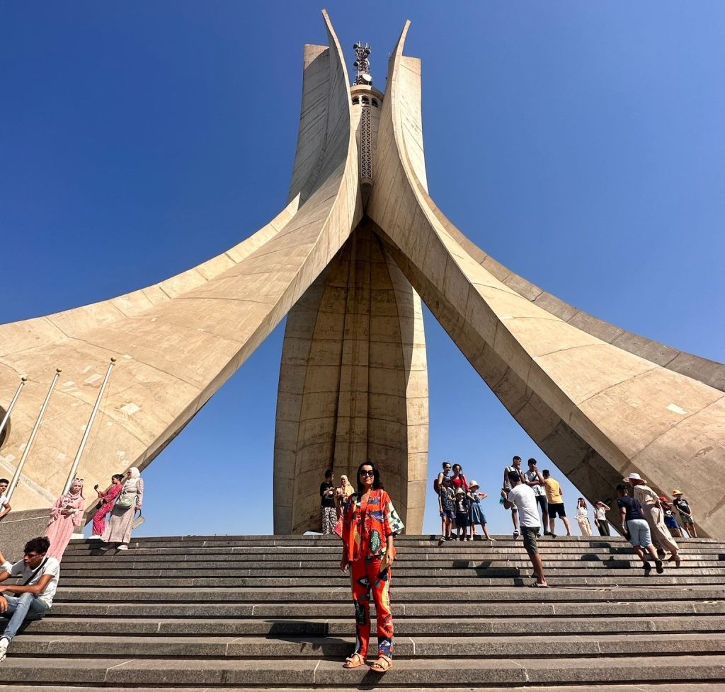 Daniela Filomeno em frente ao Memorial dos Mártires, em Argel, na Argélia