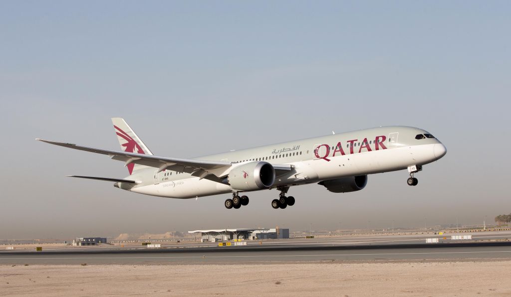 Avião da Qatar Airways em movimento em pista de aeroporto