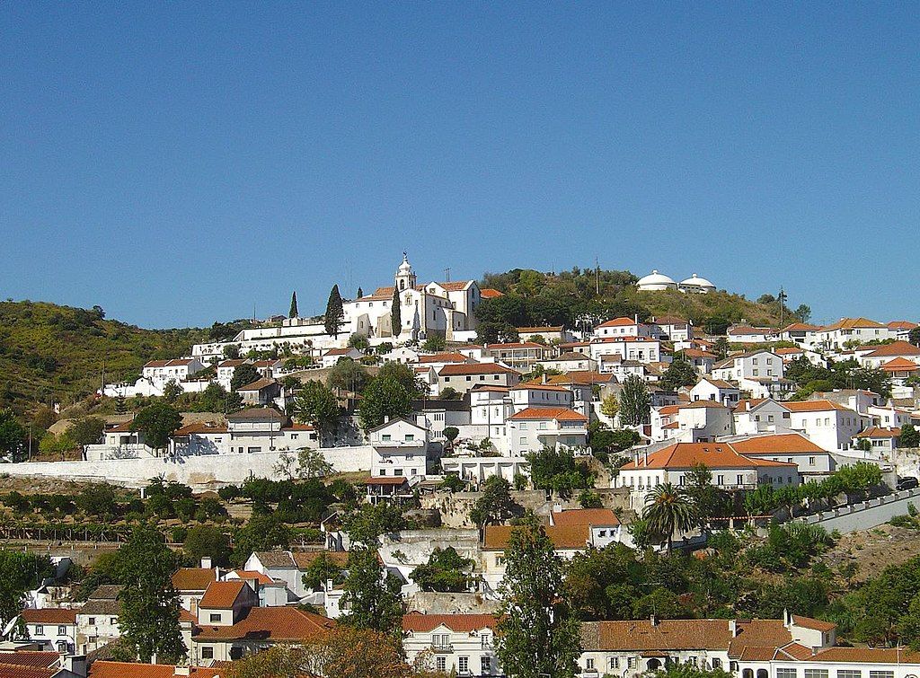 Vista para casas na encosta de Alenquer, em Portugal