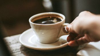 Você toma o primeiro gole de café e, de repente, o mundo fica mais nítido, as cores ficam mais brilhantes e um sorriso surge em seus lábios. Nosso colunista Caio Tucunduva explica o porquê 