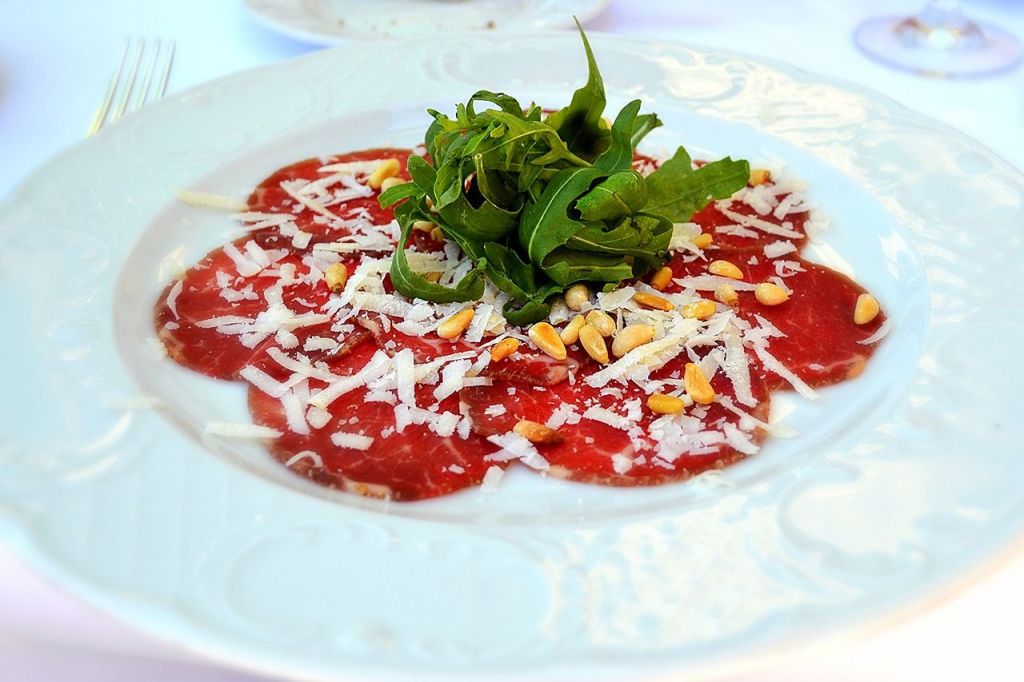 Sugestão de entrada leve, prática e rápida é carpaccio de carne