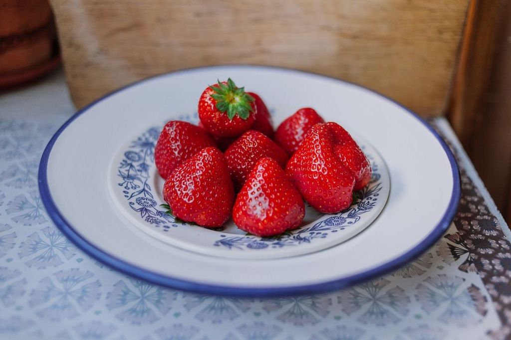 Morangos com chantilly ou com doce de leite é sobremesa fácil e saborosa para uma refeição romântica 