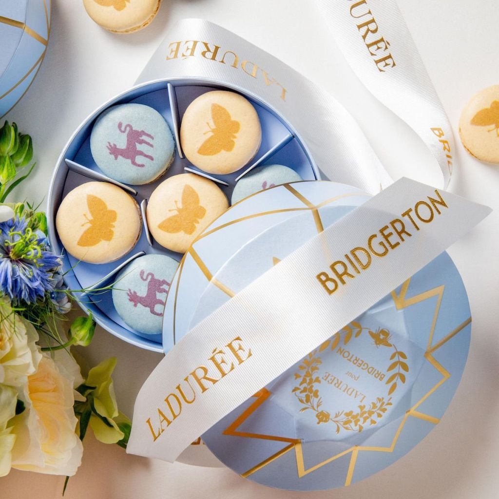 Caixa com macarons temáticos da série Bridgerton da marca francesa Ladurée