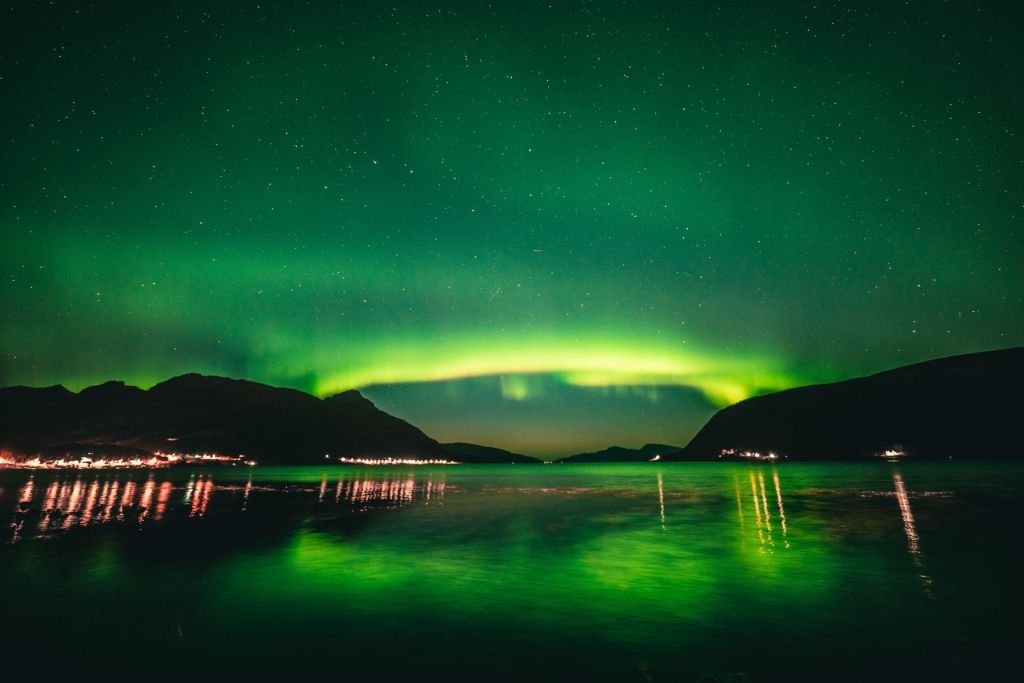 Aurora boreal acima da cidade de Tromsø, na Noruega