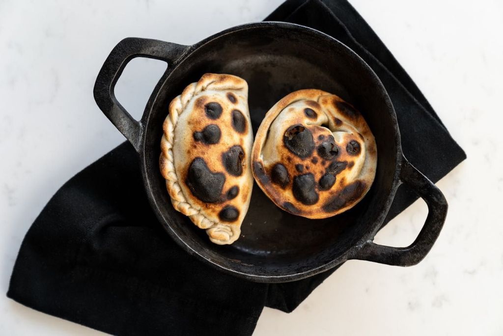 Empanadas de carne assada no forno do Bohemia Bistro, em Colônia do Sacramento, no Uruguai