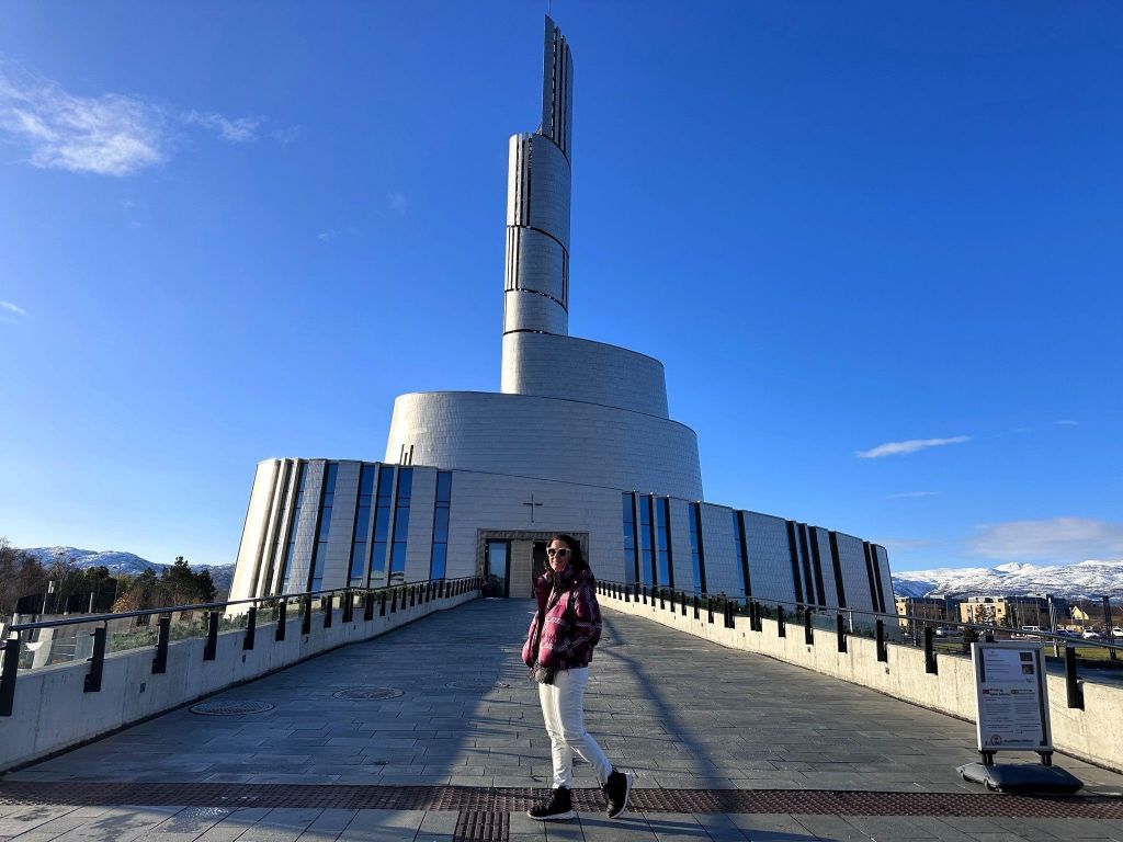 Daniela Filomeno na Catedral da Aurora Boreal, na cidade de Alta, na Noruega