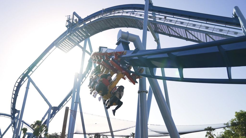 Pessoas se divertem na montanha-russa Phoenix Rising, no Busch Gardens Tampa Bay, na Flórida