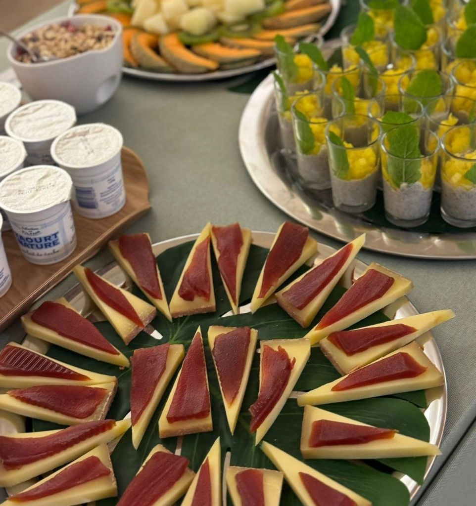 Frutas e queijo com goiabada são algumas das sobremesas trabalhadas em cardápio na base do COB em Paris