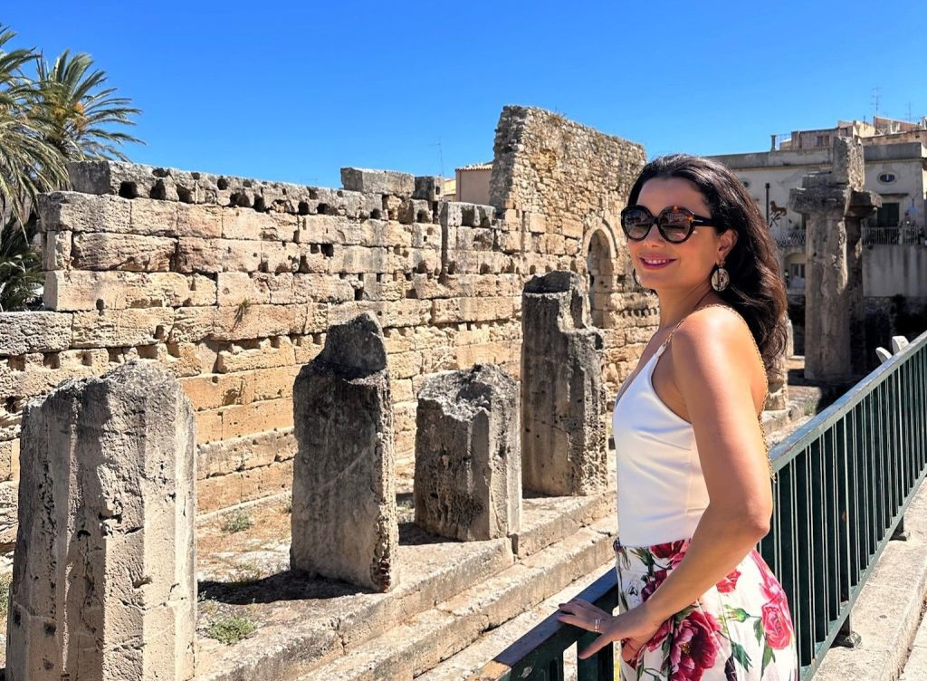 Daniela Filomeno no Templo de Apolo, em Siracusa, na Sicília