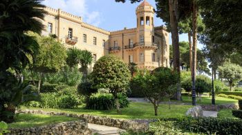 Com jardins à beira do Golfo de Palermo, Villa Igiea já atraiu desde a realeza até astros de Hollywood e hoje conquista viajantes antenados que querem um gostinho do passado com benfeitorias do presente 