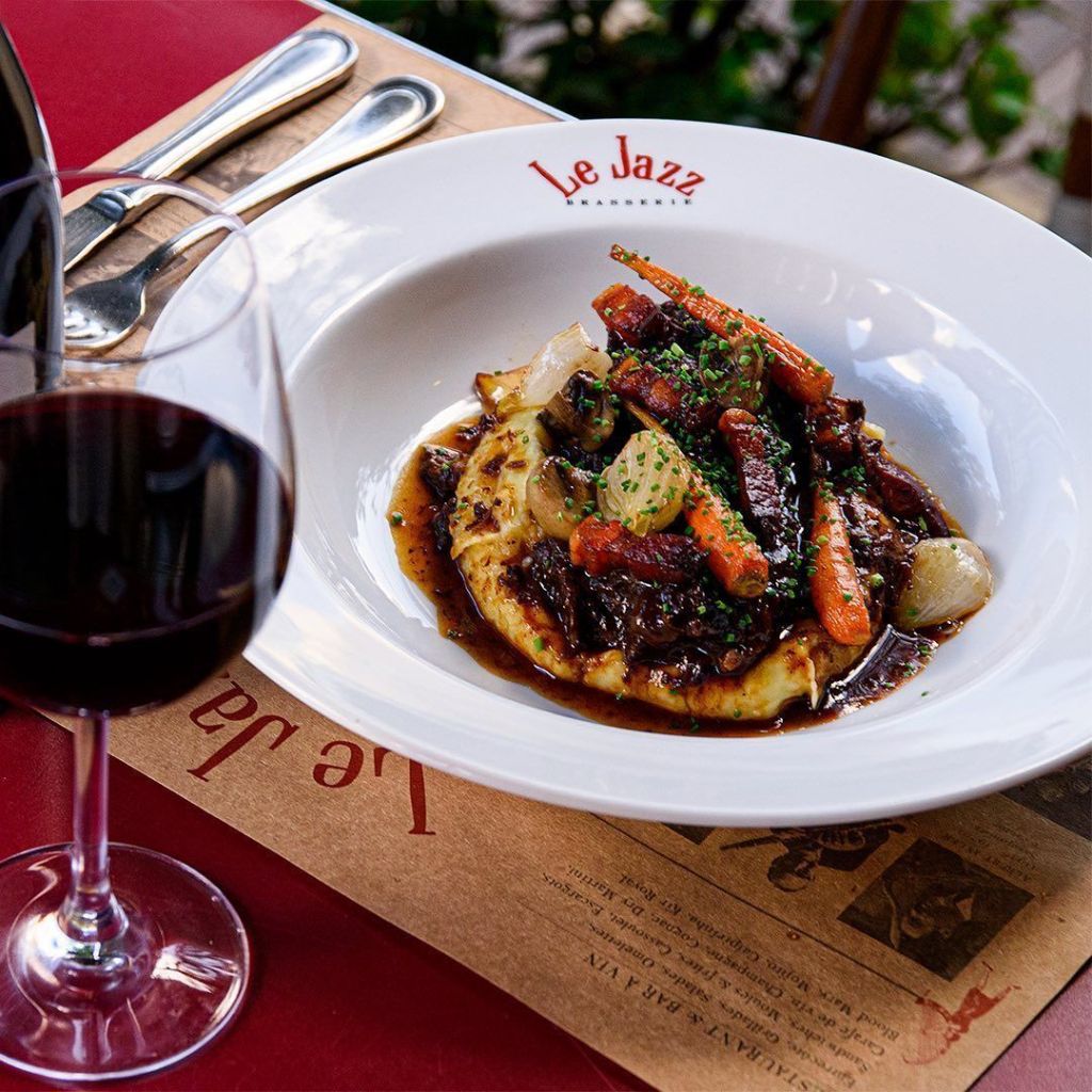 Prato de Boeuf Bourguignon, feito com pedaços de carne bovina braseados com vinho tinto