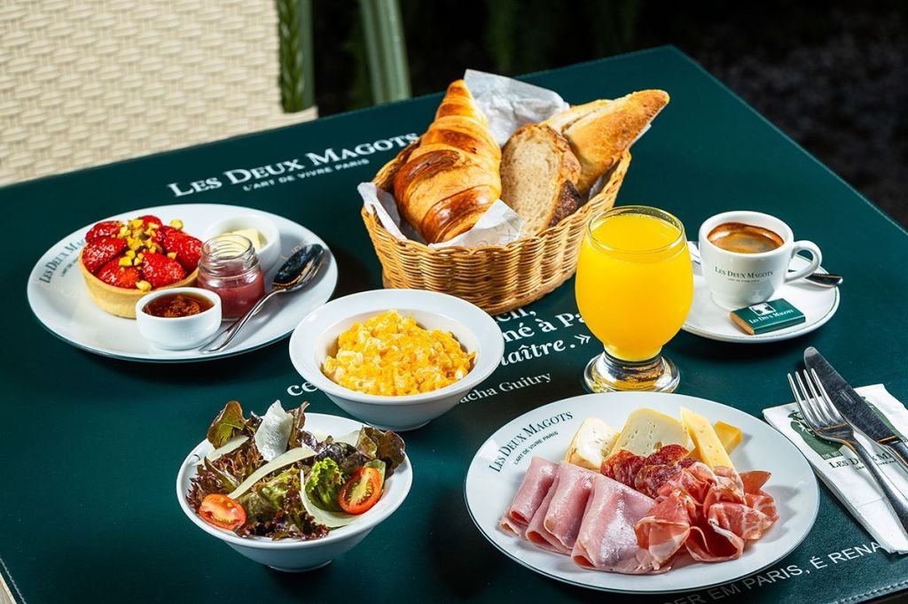 O francês Les Deux Magots oferece brunch aos sábados e domingos