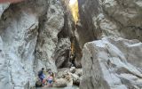 Após escalada que se assemelha a uma caverna, chega-se a uma cachoeira