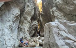 Caminhada sinuosa leva turistas a cachoeira em vale escondido da Turquia