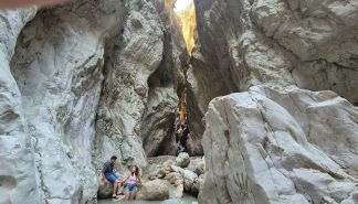 Caminhada sinuosa leva turistas a cachoeira em vale escondido da Turquia