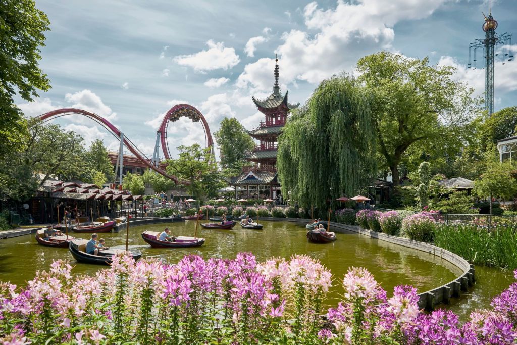 Lago e brinquedos dos Jardins de Tivoli, em Copenhague