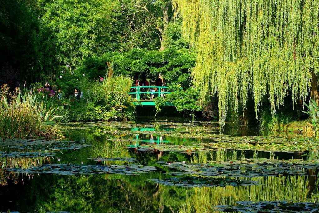 Lagoa de lírios d'água em Giverny, na França 