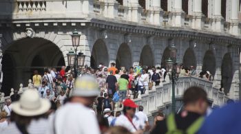 Medida faz parte de esforço para retomar controle da cidade após recorde de turistas 