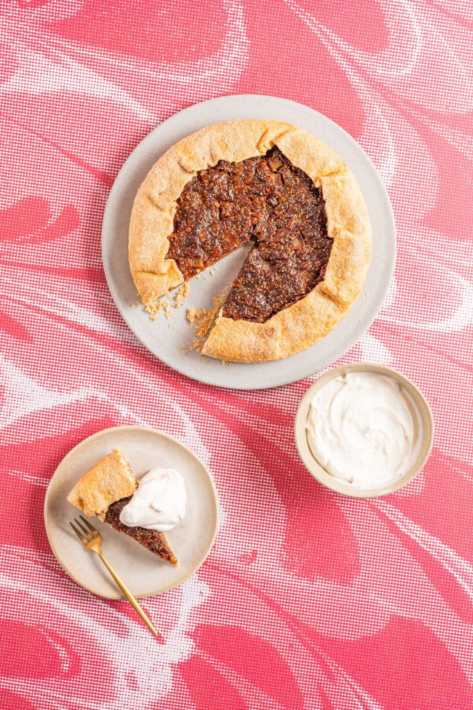 Galette de frutas secas com chantilly de mel_Confeitaria Marilia Zylbersztajn_Créditos_ Laís Acsa