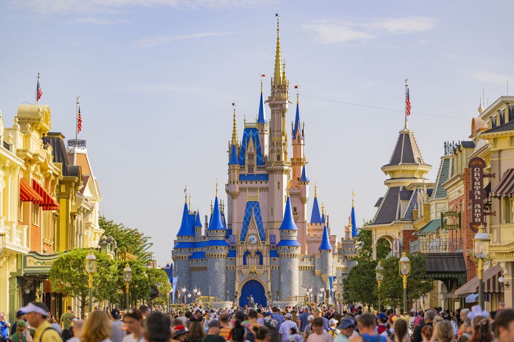 Castelo da Cinderela no Magic Kingdom Park a partir da Main Street