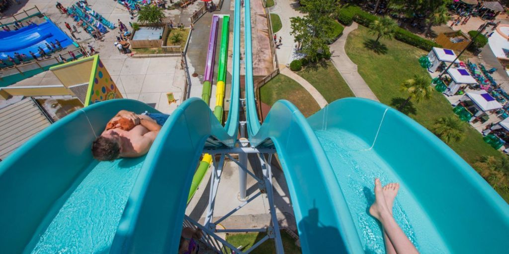 Toboágua de queda livre no parque aquático Six Flags Hurricane Harbor 