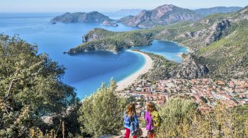 Ali, turistas encontram vistas deslumbrantes, esportes radicais e inúmeras oportunidades de descanso