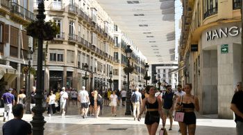 Prefeitura de Málaga fez cartazes pedindo para viajantes sempre usarem uma "peça superior por respeito e higiene"