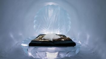 Na Suécia, a 200 quilômetros acima do Círculo Polar Ártico, Icehotel esculpe quartos de gelo que derretem todos os anos com o início da primavera