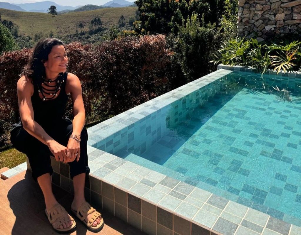 Daniela Filomeno à beira da piscina da Pousada Mauá, em Visconde de Mauá (RJ)