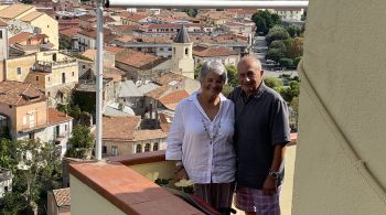 Tony Smarrelli e sua esposa, Francine, se mudaram para a cidade costeira de Scalea, na região da Calábria, no sul do país