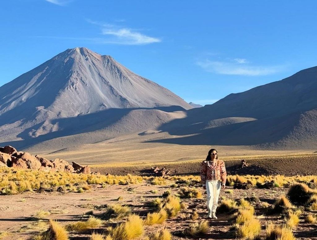 Daniela Filomeno em frente ao Vulcão Licancabur, no Deserto do Atacama, no Chile