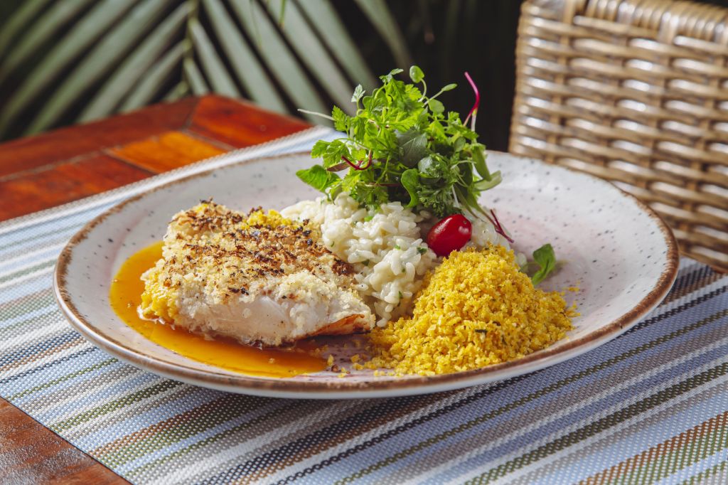 Filé de Robalo com crosta de ervas ao molho de tangerina, risoto de limão siciliano e farofa crocante (1)