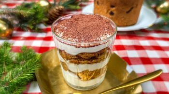 Confira uma receita de tiramisù de panetone de chocolate e surpreenda toda a família neste Natal