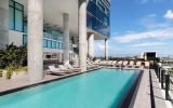 The Elser Miami, em Downtown, tem piscina com vistas para a baía e a região do porto  