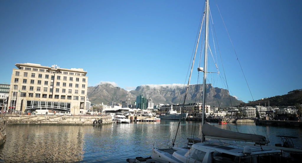 Table Mountain vista a partir do V&A Waterfront, na Cidade do Cabo