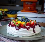 Pavlova à brasileira: aprenda receita refrescante do chef Felipe Caputo