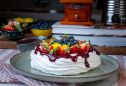 Pavlova à brasileira: aprenda receita refrescante do chef Felipe Caputo